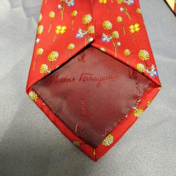❤️NWOT SALVATORE FERRAGAMO Red Butterfly Theme Silk Necktie Tie - Picture 5 of 7